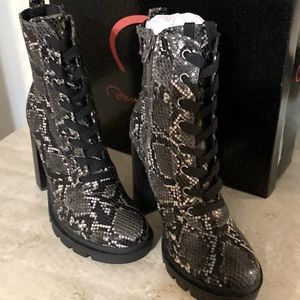 NWT ladies David Aaron style “Vintage” snake chunky heel boots ) size 7.5